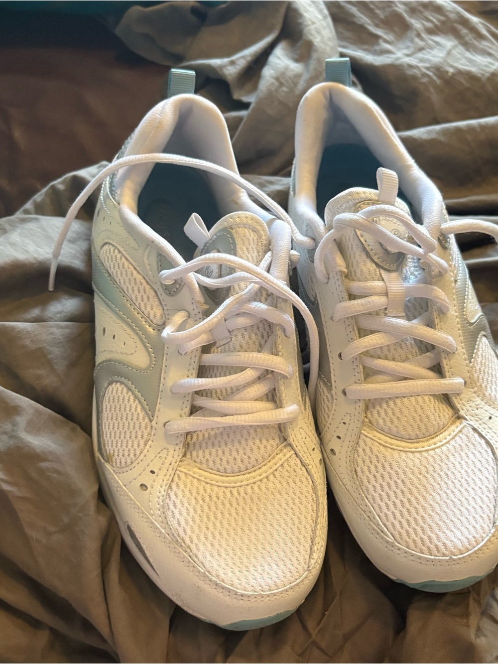 easy spirit tennis shoes womens 7 1/2 Wide Sneakers Estieandgo good condition